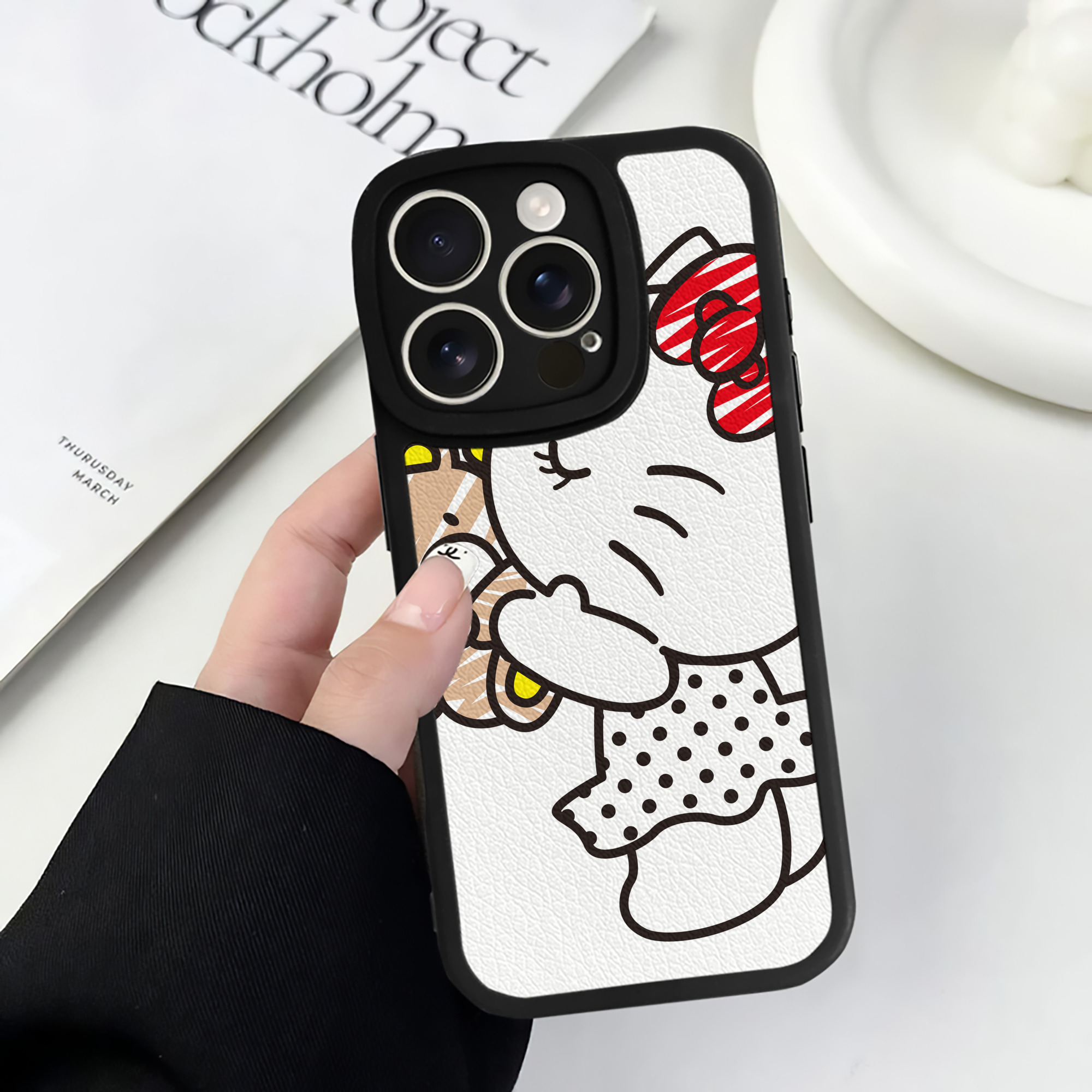 （画像用） Hello Kitty ハローキティ 【iPhone 16シリーズ対応】シリコンスマホケース（レザー調） 材質：シリコン